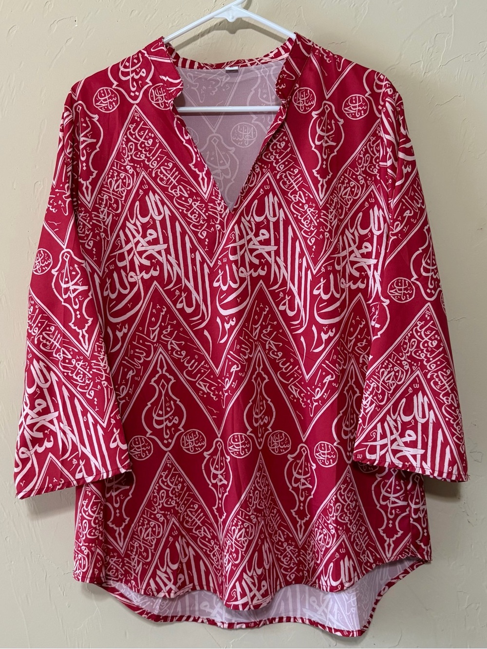 Source Unknown Red and White Printed V-Neck Tunic Top